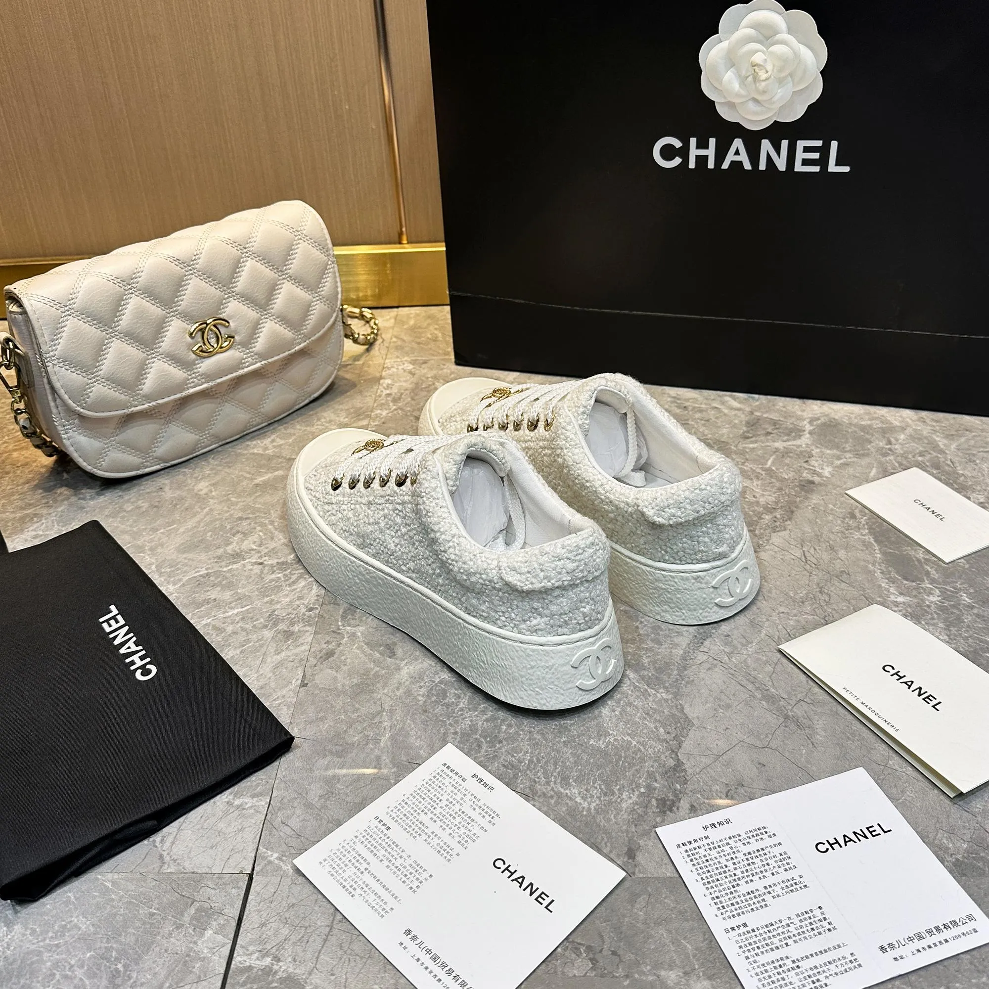 👟👟Ex-factory price 440👟👟 Chanel Chanel - 2024 counter top casual sports shoes This classic design; the upper is electro-embroidered with a variety of craftsmanship; the outsole is fashionable and sporty; it is extraordinary and incorporates a variety of color matching elements... The diversified mix and match is very good-looking and versatile, casual, fashionable, sports and outdoor can be taken into account... ꫛꫀꪝ Go➫ Material: ❶Upper made of: Original imported cowhide ❷Inside made of: original imported breathable sheepskin ❸Outsole based on: original TPU outsole Full set of boutique packaging for women 35–41
